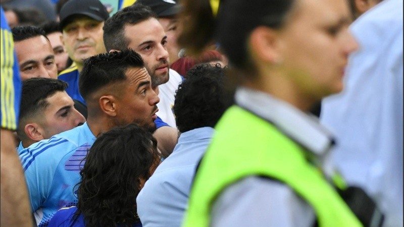 Tras perder ante River, el arquero Romero se cruzó son hinchas de Boca cerca de una platea.