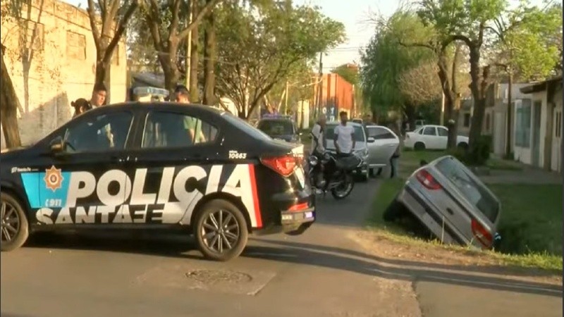 El auto quedó incrustado dentro de la zanja luego del impacto con la moto que no pudo evitar.