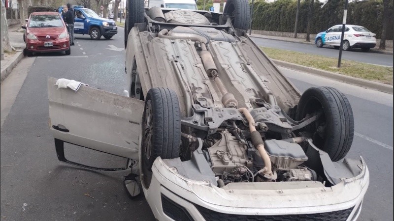 El auto quedó dado vuelta en zona sur.