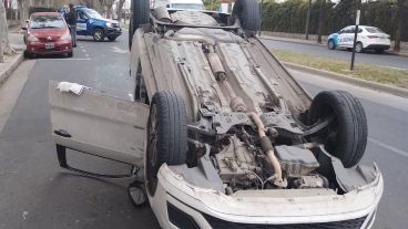 El auto quedó dado vuelta en zona sur.