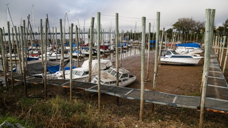 Embarcaciones sin poder navegar. El río sigue bajando y las consecuencias saltan a la vista.