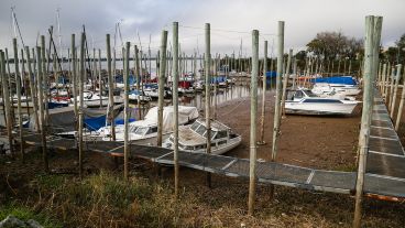 Embarcaciones sin poder navegar. El río sigue bajando y las consecuencias saltan a la vista.