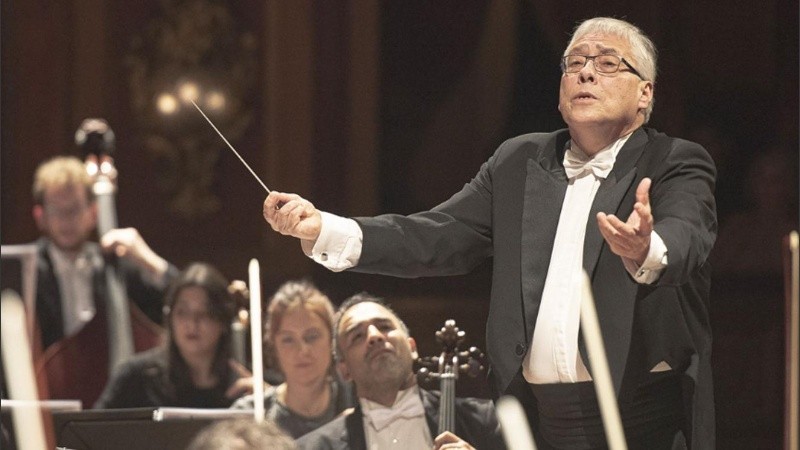 El director invitado de la Orquesta Sinfónica Provincial de Rosario, David del Pino Klinge.