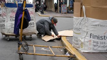 Más personas salen a buscar cartones por las calles de Rosario.