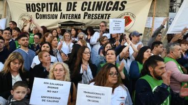 La manifestación cortó la mitad de la avenida Córdoba frente a las escalinatas del Hospital de Clínicas.