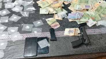 En la mesa del comedor hallaron un arma, dinero y paquetes de droga fraccionada para la venta.