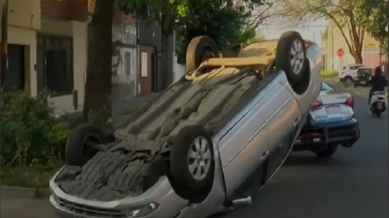 El Toyota Corolla quedó completamente volcado sobre la calzada.