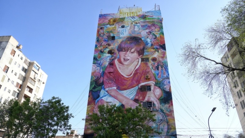 El nuevo mural de Messi frente al club Abanderado Grandoli, en zona sur.