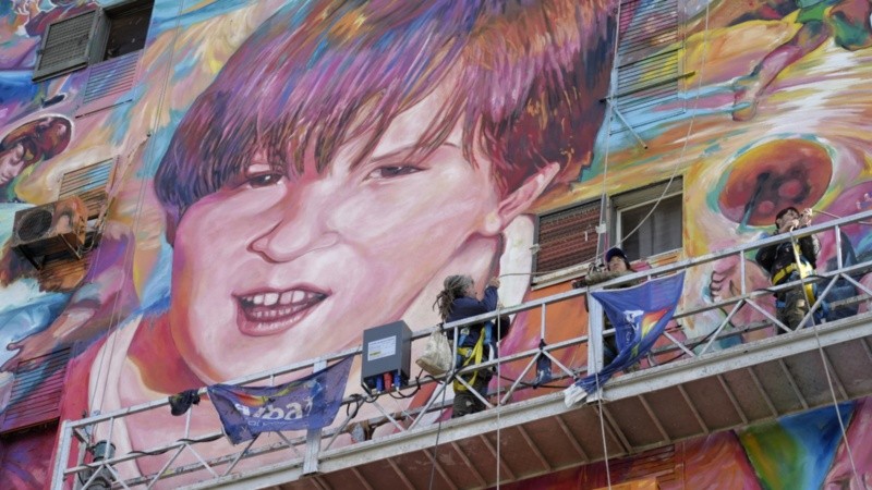 El nuevo mural de Messi frente al club Abanderado Grandoli, en zona sur.