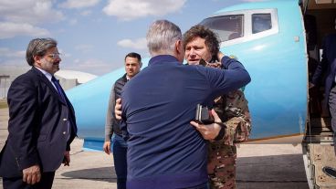 Milei en la llegada a Córdoba junto al gobernador.