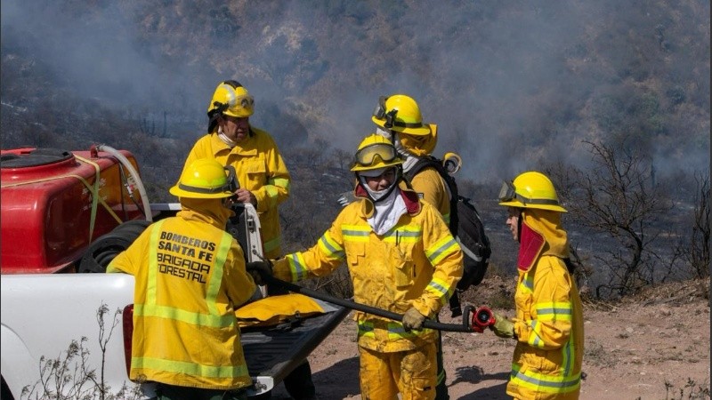 Fuentes oficiales informaron que la delegación de agentes y equipamiento que envió Santa Fe a la vecina provincia lleva adelante diversas tareas en el terreno afectado por las llamas.