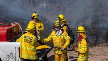 Fuentes oficiales informaron que la delegación de agentes y equipamiento que envió Santa Fe a la vecina provincia lleva adelante diversas tareas en el terreno afectado por las llamas.