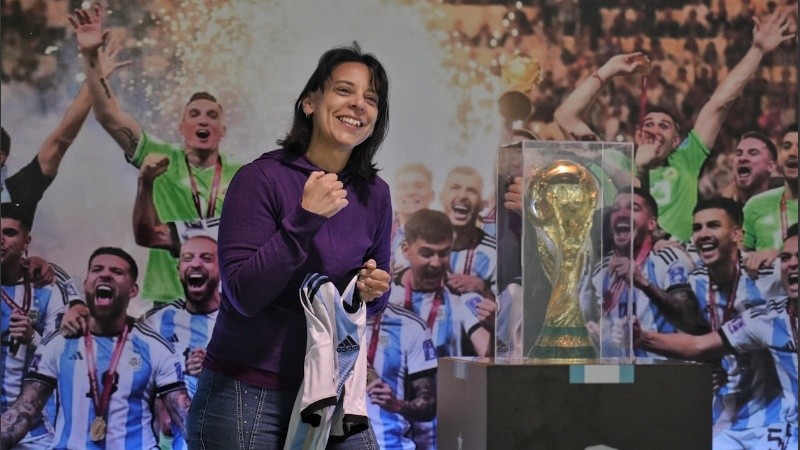 La hinchada ya se acerca a La Fluvial a sacarse su foto con la copa.