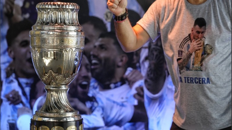 La hinchada ya se acerca a La Fluvial a sacarse su foto con la copa.