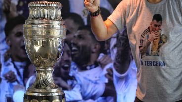 La hinchada ya se acerca a La Fluvial a sacarse su foto con la copa.