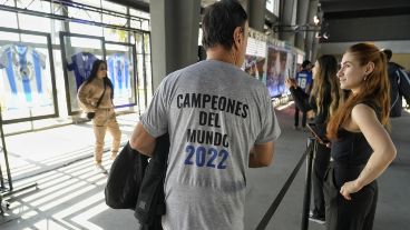 La hinchada ya se acerca a La Fluvial a sacarse su foto con la copa.