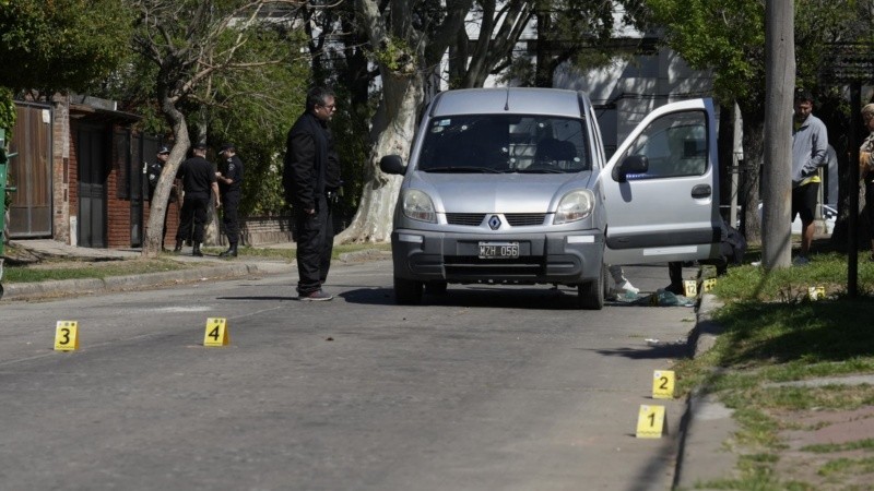 El utilitario en el que llevaban el dinero que fue sustraído por los delincuentes.