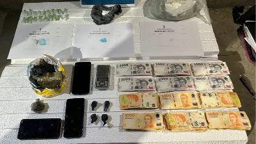 Parte del dinero, drogas y celulares incautados en los allanamientos en Pérez y en Rosario.