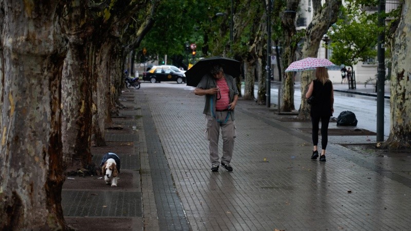 Paraguas en las calles de Rosario, una postal casi no vista en los últimos meses. ¿Volverá?