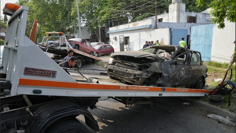 El gobierno provincial dispuso hoy un operativo en la seccional policial 15ª, ubicada en Sarmiento al 4300, en el marco del cual, se retiraron de su zona externa 40 autos, 60 motos y 100 bicicletas en desuso.