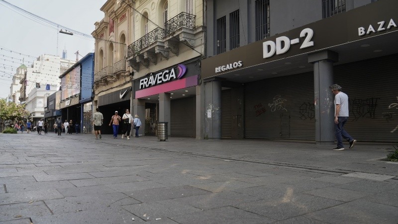 Este lunes por la mañana, en la ciudad de Rosario, el área comercial amaneció con sus persianas bajas.