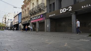 Este lunes por la mañana, en la ciudad de Rosario, el área comercial amaneció con sus persianas bajas.