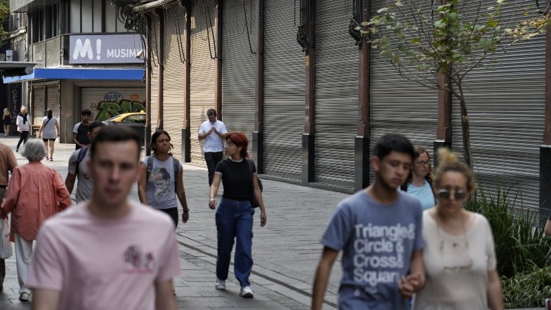 El Día del Empleado de Comercio se celebra en Argentina en homenaje a la sanción de la ley N.º 11.729, promulgada en 1934.