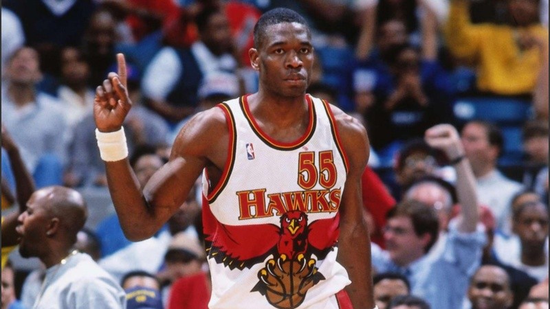 Mutombo con la camiseta de los Atlanta Hawks y su clásico gesto del 