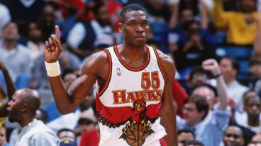 Mutombo con la camiseta de los Atlanta Hawks y su clásico gesto del "no" cuando hacía un tapón.