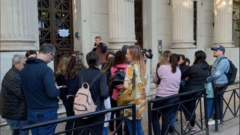 Padres y madres de estudiantes de la escuela pública ubicada en Mendoza al 3800 se congregaron este martes a la mañana.