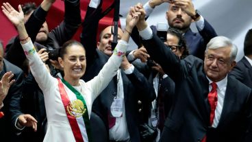 La nueva presidenta de México Claudia Sheinbaum junto al mandatario saliente Andrés Manuel López Obrador.