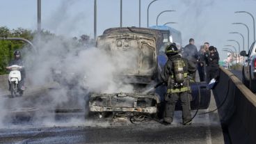 Los bomberos trabajaron para apagar las llamas y controlaron la situación.