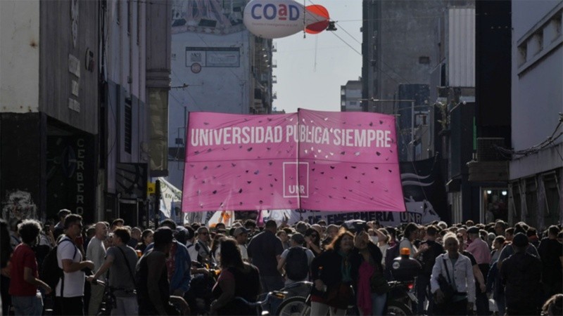 La marcha comenzó la concentración en el centro de Rosario.