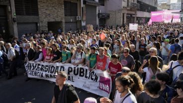 La marcha en su recorrida por el centro de Rosario.