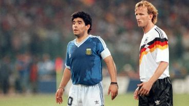 El mítico defensor alemán junto a Diego Maradona, en Italia 90.