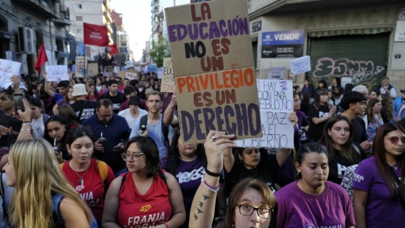 Los carteles más ingeniosos de la marcha universitaria de Rosario.