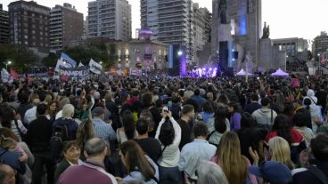 Masiva convocatoria en el Monumento a la Bandera.