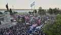 Una multitud marchó en Rosario y colmó el Monumento en defensa de la universidad pública