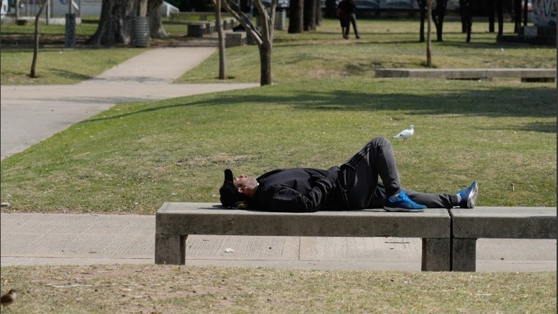 Dormir al sol en un parque, un buen plan para este jueves de primavera.