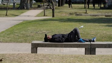 Dormir al sol en un parque, un buen plan para este jueves de primavera.