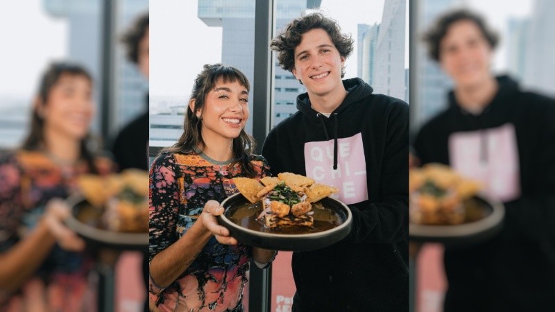 María Becerra y Roberto Morales, en la cocina.