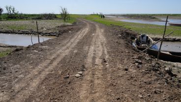 Un "terraplén oficial" que hizo la Municipalidad para tabicar un río que "se lleva" el agua de Victoria..