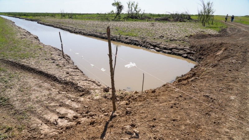 Un río tabicado con maquinaria por el Estado de Entre Ríos. Según la cautelar, eso sería ilegal.