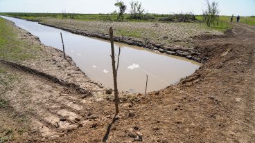 La obra de la Municipalidad: tabicó el río que se "llevaba el agua" hacia el oeste.