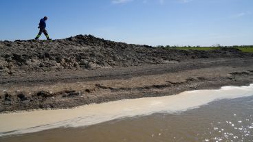 El terraplén al costado del riacho: de ese agua depende Victoria.