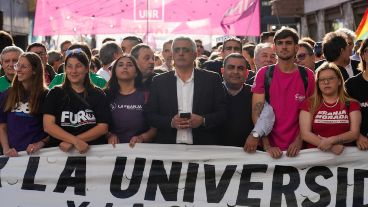 Masía marchó, al lado del rector Franco Bartolacci, el último miércoles en defensa de la educación pública y contra el veto del presidente de la Nación.