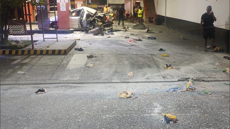 El Ford Focus después de la explosión en la estación de servicio donde quedó esparcida la cocaína. -