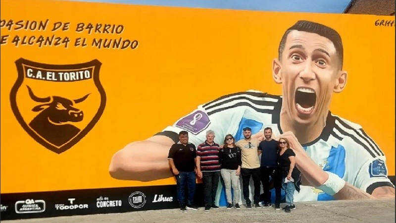 El muralista Gabriel Griffa mostró el renovado mural con la icónica imágen del Fideo haciendo un corazón.