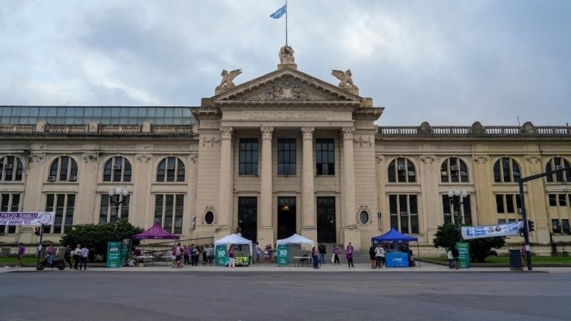 El frente de la Facultad de Medicina de la Universidad Nacional de Rosario, en Santa Fe y Francia.