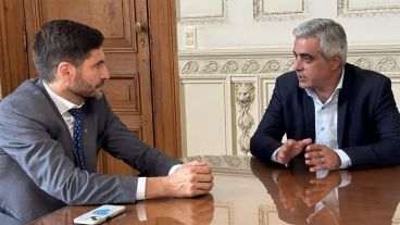 El gobernador Maximiliano Pullaro junto al rector de la UNR, Franco Bartolacci.